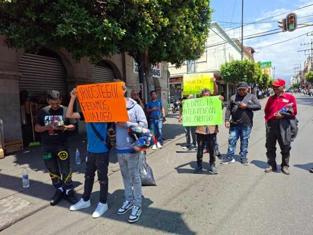 Se manifiestan comerciantes ambulantes; piden ser tomados en cuenta en reordenamiento