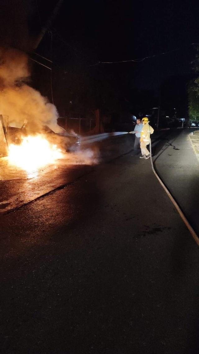 El fuego consumió totalmente el auto.