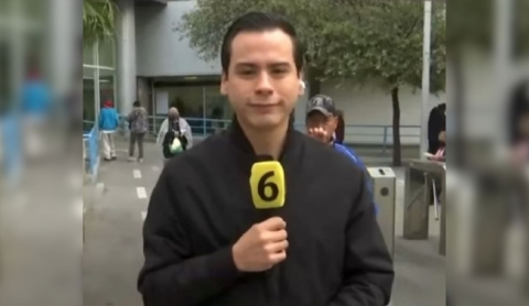 Hombre hace gesto vulgar a reportero tras quedarse sin tamal y se vuelve viral