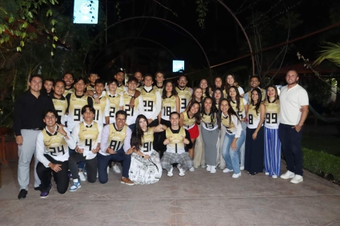 Los jugadores del Club Bravos Football recibieron su jersey oficial, tanto de la rama varonil como femenil.