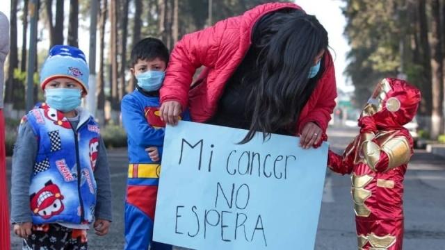 Padres de niños con cáncer bloquean Aeropuerto de la CDMX.