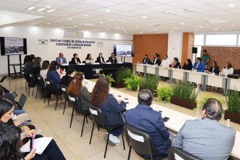 La evaluaci&oacute;n y la acreditaci&oacute;n de la educaci&oacute;n superior son una decisi&oacute;n estrat&eacute;gica para la UAEM, afirm&oacute; la rectora en la sesi&oacute;n realizada en la sala de usos m&uacute;ltiples de la Biblioteca Central Universitaria.