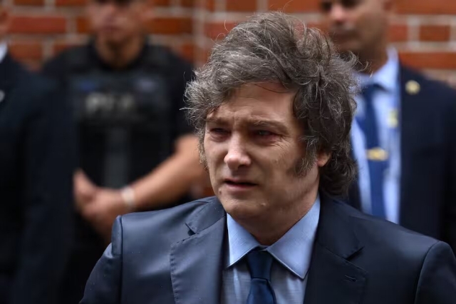 Milei enfrenta más de 100 denuncias por presunta estafa con criptomoneda