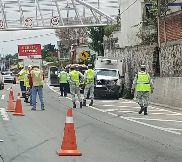 Retiran vehículo que volcó en el paso exprés