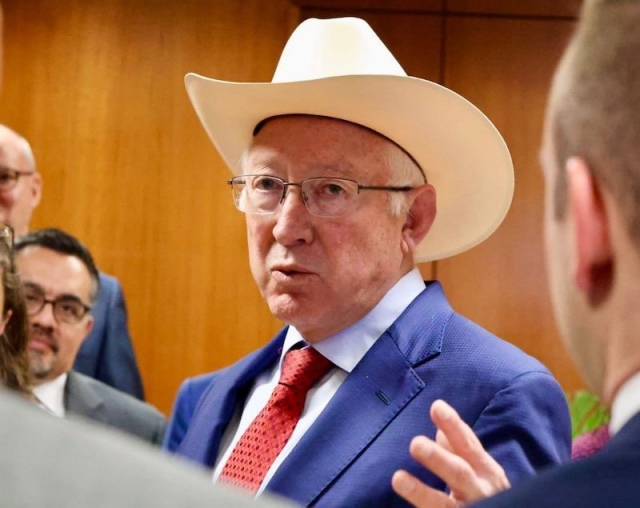 Ken Salazar niega investigación contra López Obrador