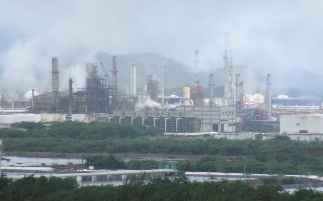 Dos muertos por incendio en refinería de Pemex en Oaxaca