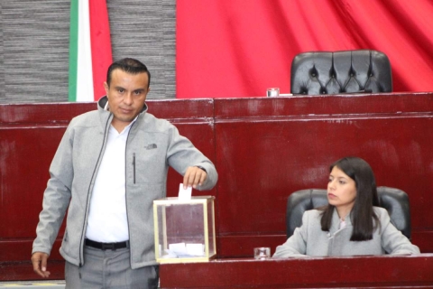 Con 16 votos a favor, los diputados aprobaron la tarde de ayer la destitución de Carmona Gándara, y minutos más tarde rindió protesta Édgar Antonio Maldonado como titular de la Fiscalía.  