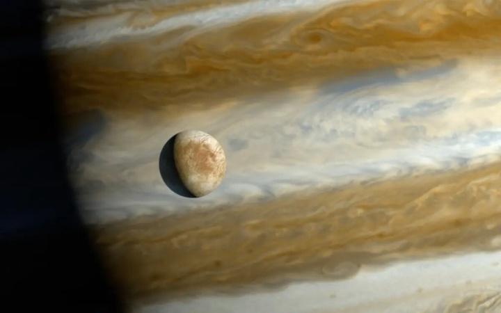 Telescopio James Webb encuentra CO2 en luna de Júpiter