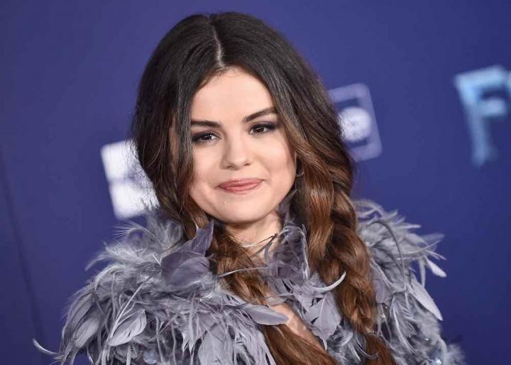 Selena Gomez asegura que sus relaciones amorosas están &#039;malditas&#039;