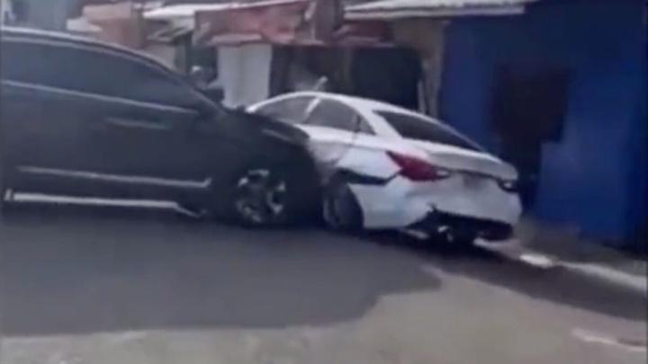 Choca el carro de su esposo tras descubrir que es infiel