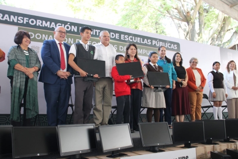 Entrega gobernadora Margarita González Saravia equipo de cómputo donado a escuelas