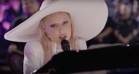 Lady Gaga emociona con actuación sorpresa en el Super Bowl 2025