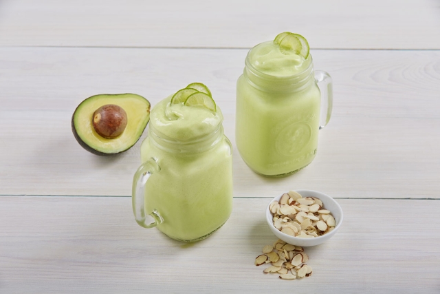 Refresca tu día con este smoothie de aguacate nutritivo