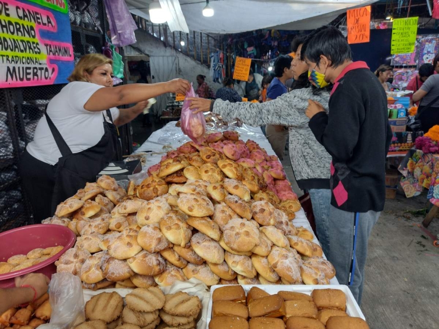 En mercados, la gente no dejó de adquirir los productos básicos para las ofrendas. 