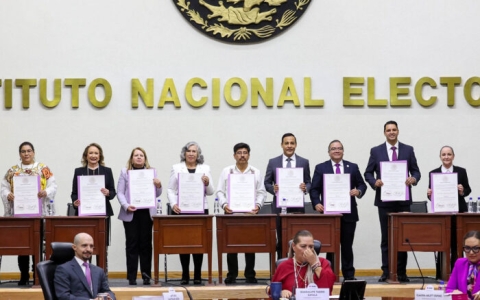 INE entrega constancias de mayoría a nuevos ministros de la Suprema Corte
