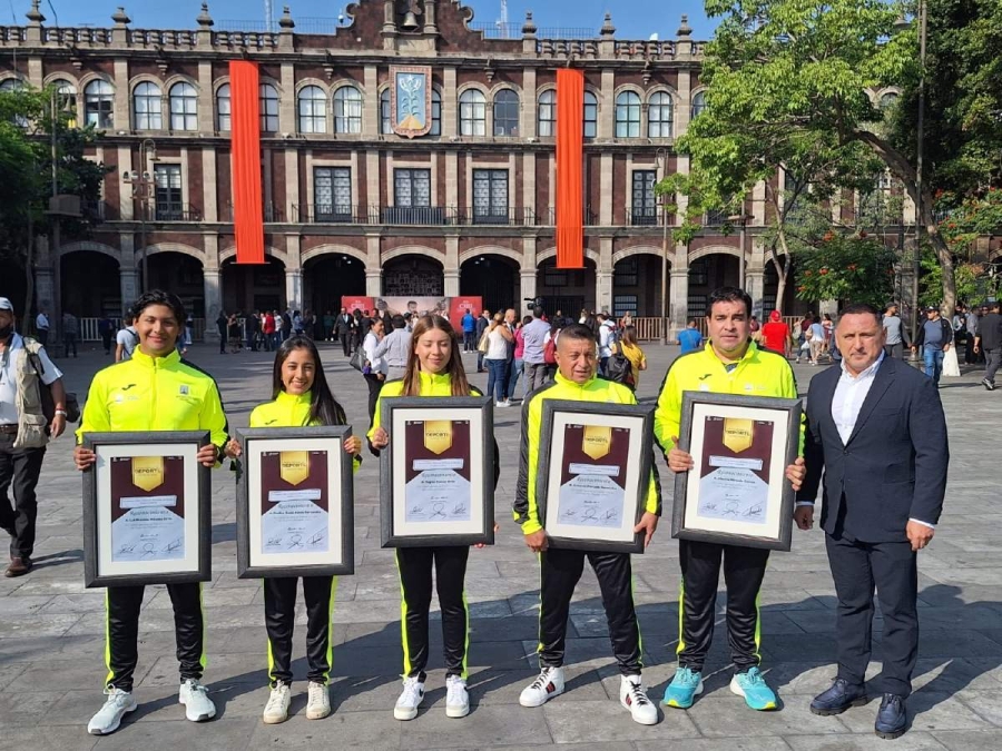 Máximo Méndez, Paulina Alanís, Regina Cuevas, Armando Mercado y Alberto Miranda (de izquierda a derecha) posan con orgullo con el reconocimiento que los acredita como los mejores del deporte estatal en este 2023; los acompaña Germán Villa, director general del Indem.