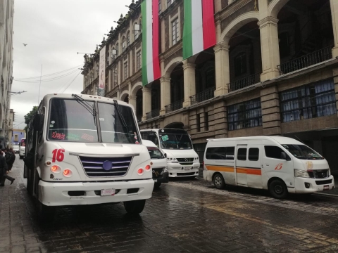 Transportistas protestan de manera pac&iacute;fica; solicitan ser inclu&iacute;dos en mesas de trabajo sobre posible armonizaci&oacute;n de Ley General de Movilidad