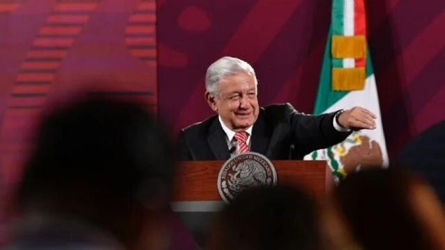 AMLO presenta declaración patrimonial; informa cuánto gana y que ya cobra pensión del bienestar