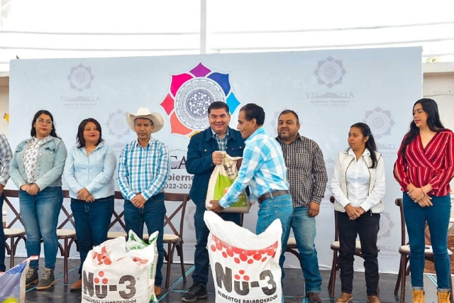 Entrega Yecapixtla apoyos pecuarios y ap&iacute;colas