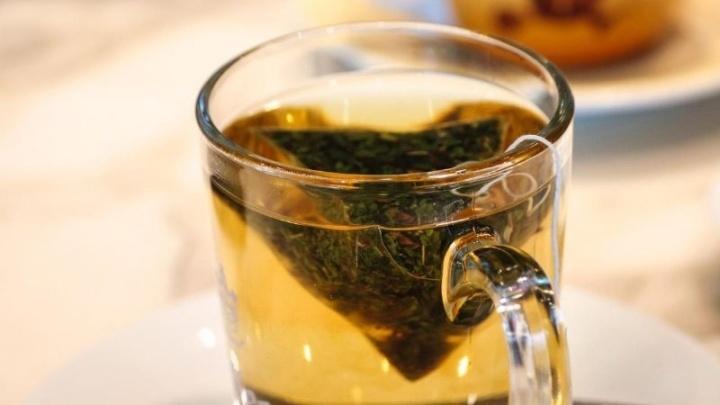 Té de menta con miel, para desinflamar la garganta