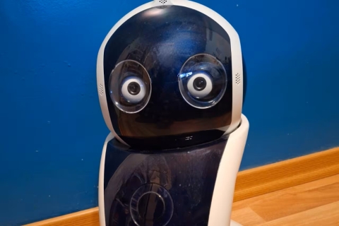 Joven ingeniera argentina crea a Tooly, un robot que asiste a adultos mayores y previene el deterioro cognitivo