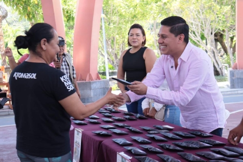 65 personas recibieron lentes monofocales o bifocales.