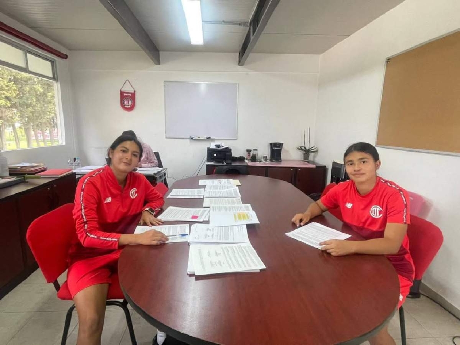 Las morelenses Shaddai Núñez y Fernanda Ximena Monroy en la firma del contrato por 3 años más con el club Toluca.