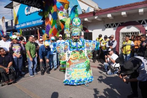 Durante el inicio de los festejos hubo presentación de trajes de chinelos.