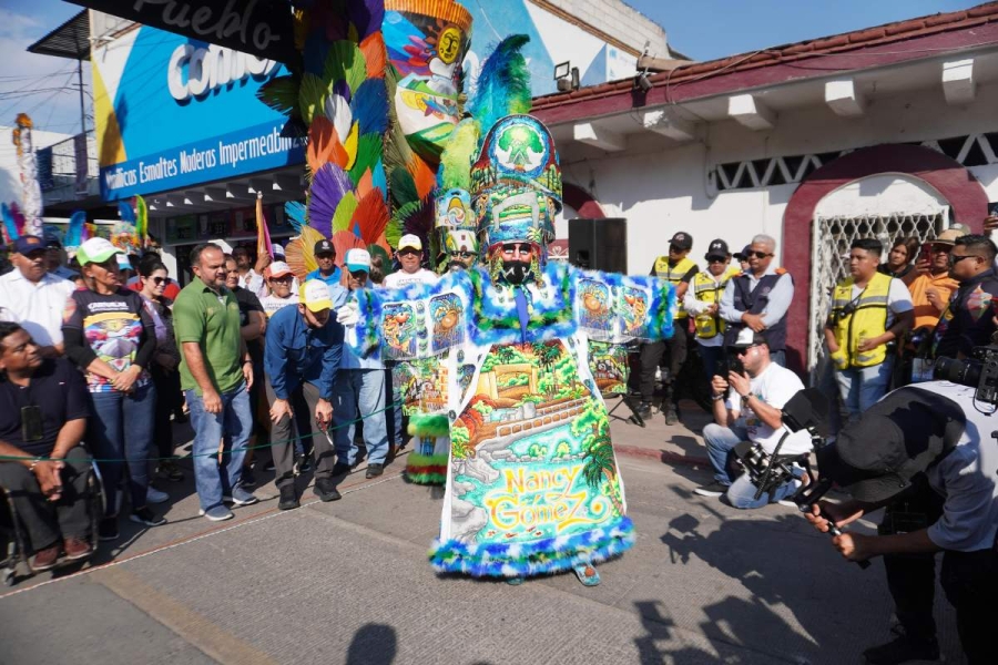 Durante el inicio de los festejos hubo presentación de trajes de chinelos.