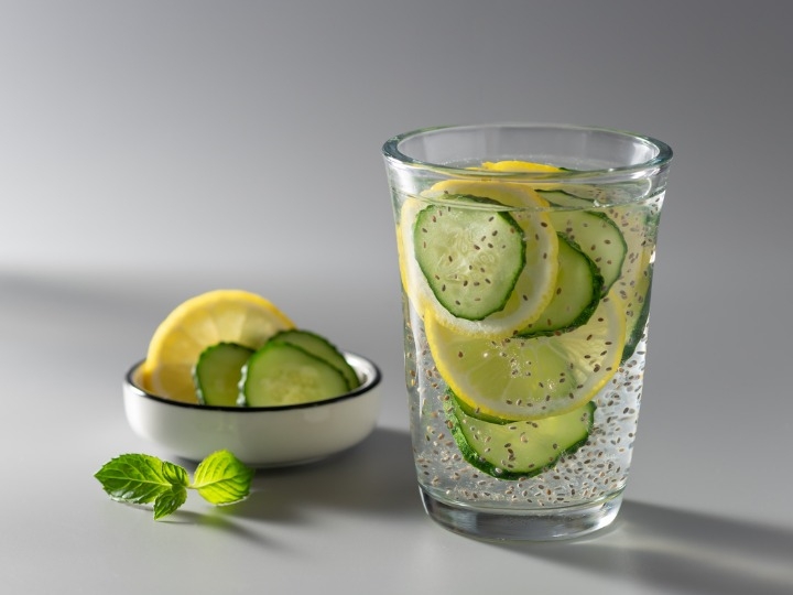 Ligera y refrescante: Prepara agua de limón con pepino y chía