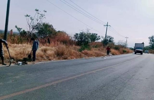 El municipio colaboró con la limpieza de la carretera que da acceso al depósito de desechos sólidos.