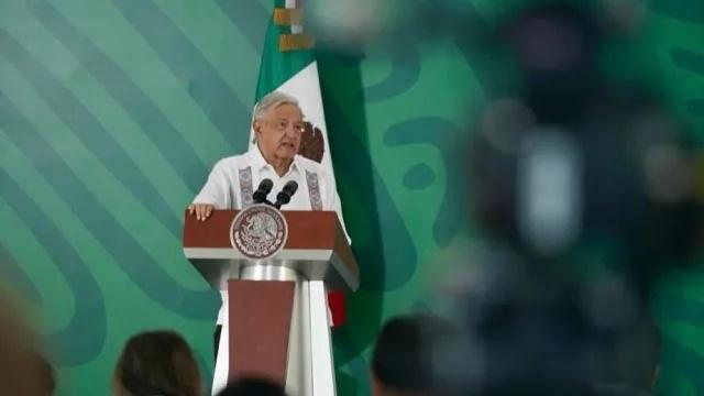 AMLO acusa al INE de censurar a Claudia Sheinbaum