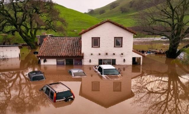 Fuertes tormentas en California amenazan con provocar deslizamientos de tierra