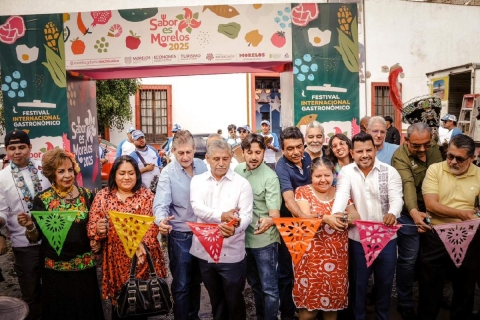 Autoridades y empresarios cortaron el list&oacute;n inaugural del Festival Internacional Sabor es Morelos 2025, en la calle Miguel Hidalgo, en el Centro de Cuernavaca.