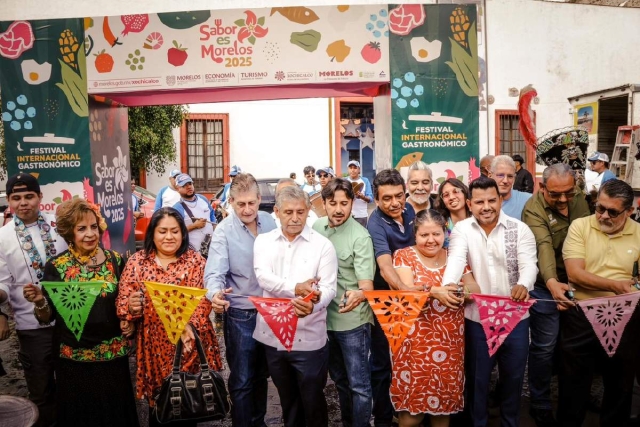 Autoridades y empresarios cortaron el listón inaugural del Festival Internacional Sabor es Morelos 2025, en la calle Miguel Hidalgo, en el Centro de Cuernavaca.