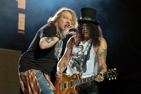 Axl Rose ondea la bandera de Palestina y rinde homenaje a Ozzy Osbourne en concierto de Guns N’ Roses en Bogotá