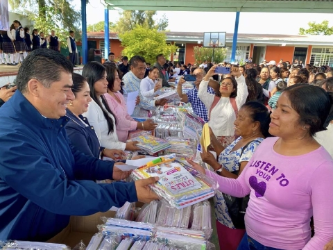 Por cuarto año consecutivo, el Ayuntamiento distribuyó útiles escolares.