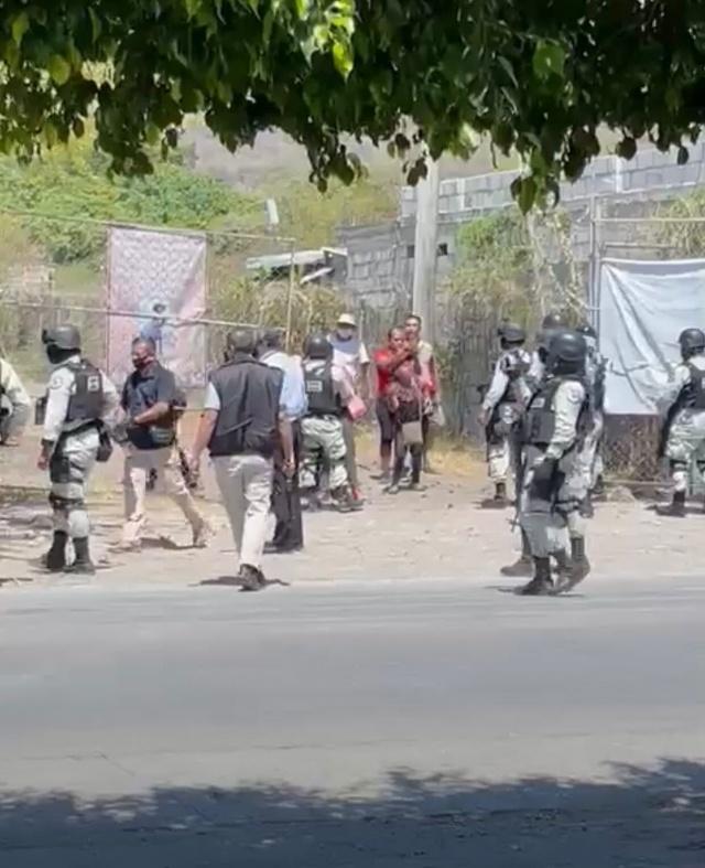 Conflicto entre policías y presuntos vendedores de terrenos, en Tlaltizapán