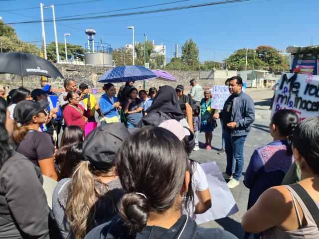 Mantiene IEBEM atención y acompañamiento a padres de familia de escuela primaria &#039;Benito Juárez&#039;