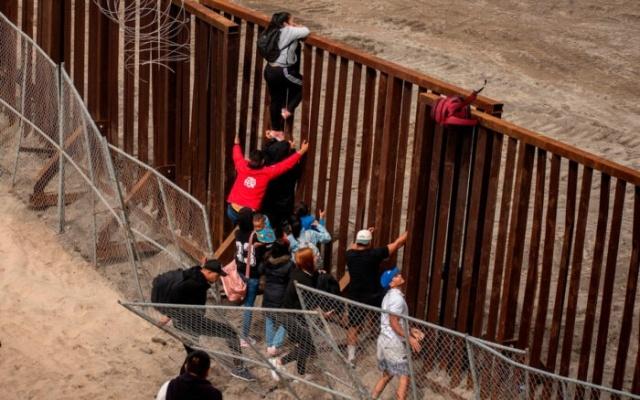 San Diego declara crisis humanitaria por llegada de migrantes