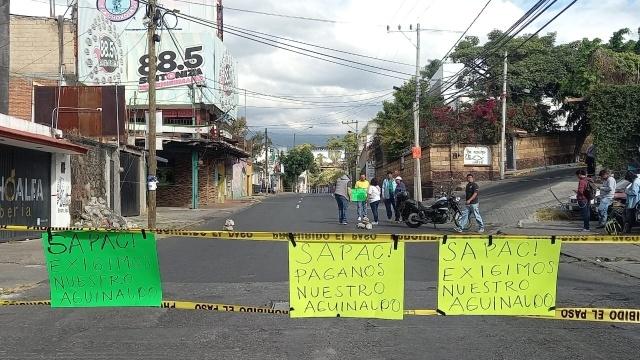 Se manifiestan trabajadores del SAPAC; exigen pago de aguinaldos