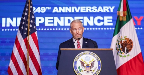 Cárteles &#039;se están yendo a la quiebra&#039;, afirma embajador Johnson