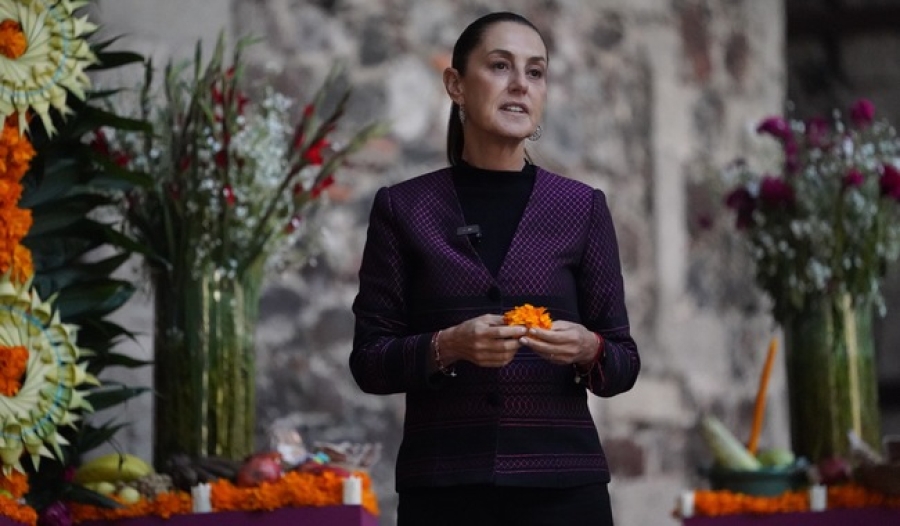 Sheinbaum dedica ofrenda del Día de Muertos a mujeres indígenas