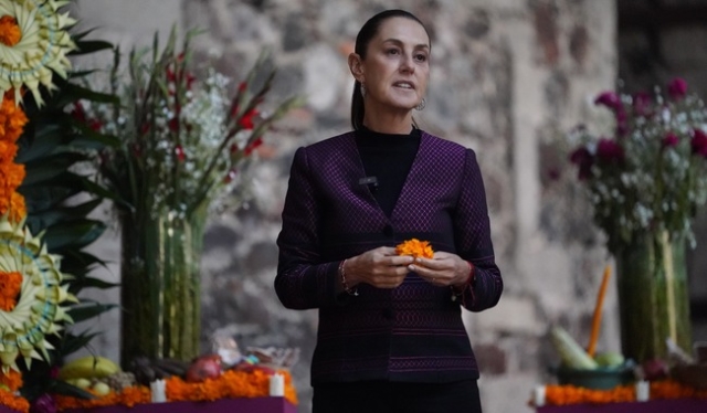 Sheinbaum dedica ofrenda del Día de Muertos a mujeres indígenas