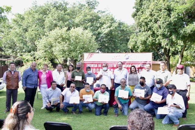 Entrega Víctor Mercado gafetes a operadores certificados en Tetecala