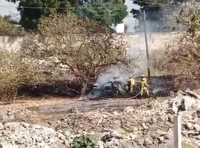 La camioneta se incendi&oacute; en un camino de terracer&iacute;a.