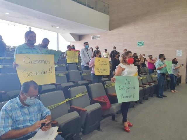 Protestan maestros del programa estatal de inglés en el Congreso local