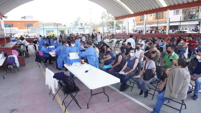 Aplican vacunas contra covid-19 en Jiutepec