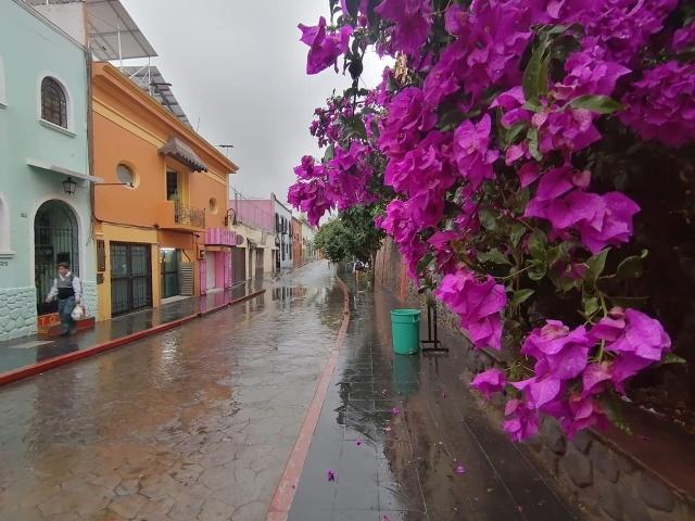 Amanecer y lluvia en la ciudad de la eterna primavera