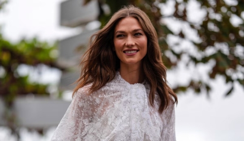 Blusas de encaje y jeans blancos: la combinación perfecta para primavera 2025